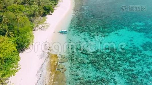 空中观景。 在热带沙滩上第一艘旅游的班卡船。 直升机岛，ElNido，巴拉望菲律宾。 蓝色视频