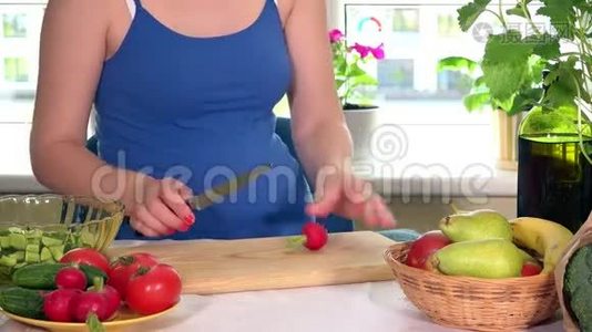 怀孕的女孩用萝卜做沙拉视频