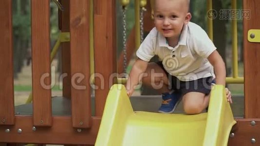 孩子在滑滑梯`滚下一个孩子视频