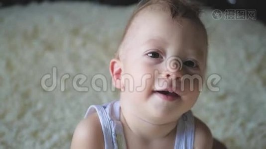 可爱的小快乐笑了，1岁的小男孩正看着相机和微笑。视频