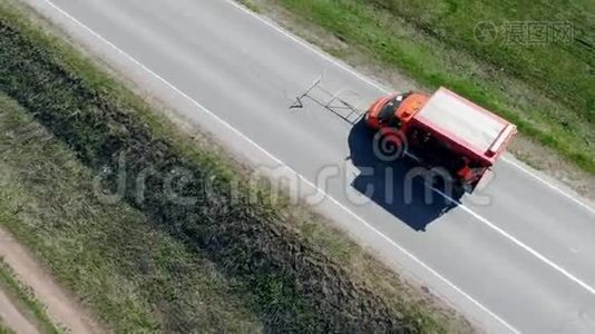 现代车辆在道路上行驶，标记其车道。视频