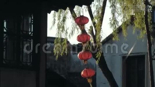 老水镇芦芝中国老灯笼随风摆动的慢镜头。 传统装饰视频