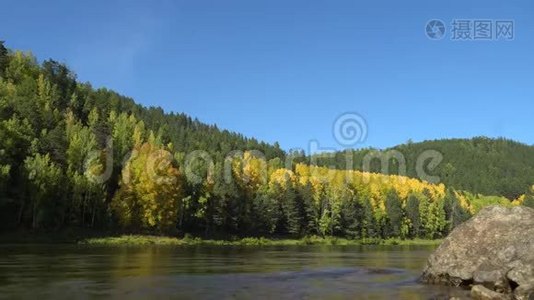 江岸秋日晴. 蓝天，平静的河流和被森林覆盖的山脉视频