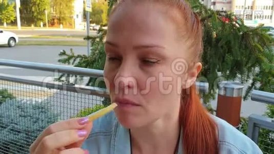 中年白人妇女在快餐店吃炸鸡。视频