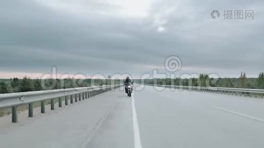 性感女孩骑摩托车，概念冒险自由。 4K50fps视频