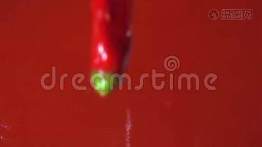 慢动作自上而下的番茄和辣椒落入红酱视频