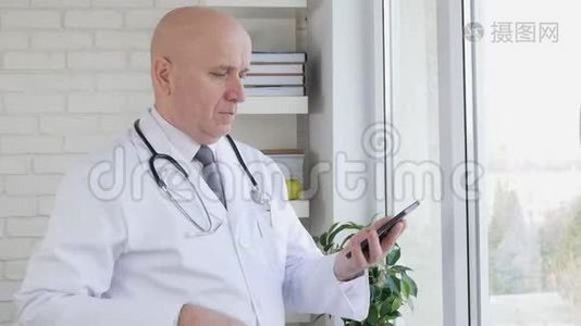与医生的慢动作手势和与智能手机的交谈视频