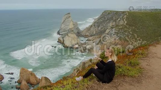 Cabo da Roca Sintra自然公园的年轻妇女视频