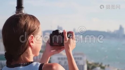 女性从咖啡馆的屋顶拍摄泰国芭堤雅美丽的全景视频