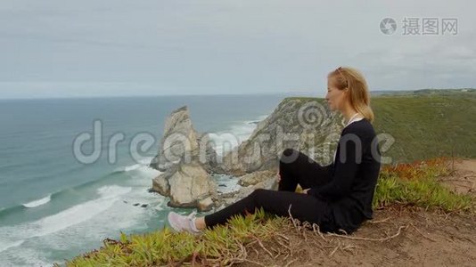 Cabo da Roca Sintra自然公园的年轻妇女视频
