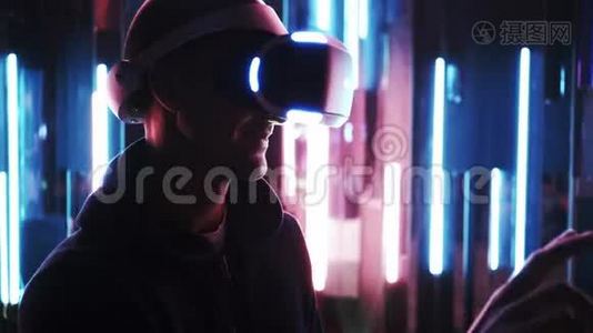 VR耳机中的肖像人滚动虚拟页面视频