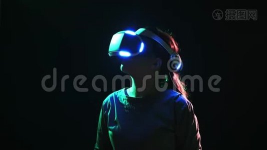 戴着虚拟现实头戴式耳机、扭头的女人视频