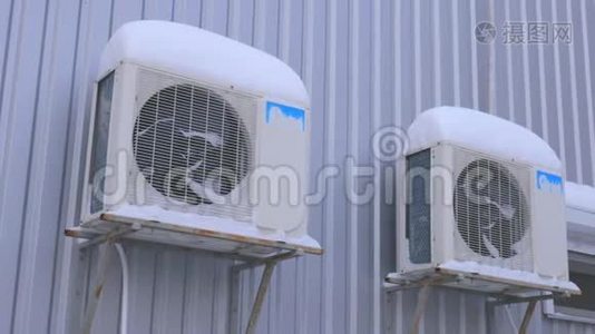 雪地里大街上的室外空调.. 粉丝被关在监狱里。视频