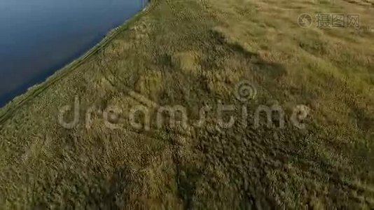 FPV无人机赛车视野。 穿越海岸线和田野和土路视频