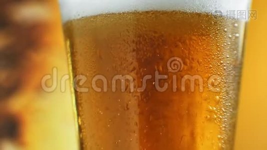 酒保将冷啤酒倒入玻璃特写，节日饮料，冷饮.. 库存数据视频