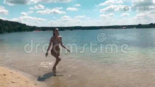 快乐的少女在海里奔跑视频