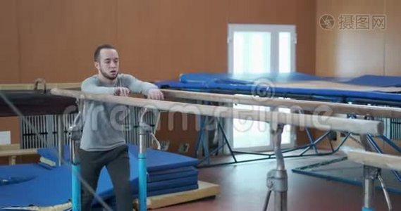 体操运动员在双杠上做体操视频