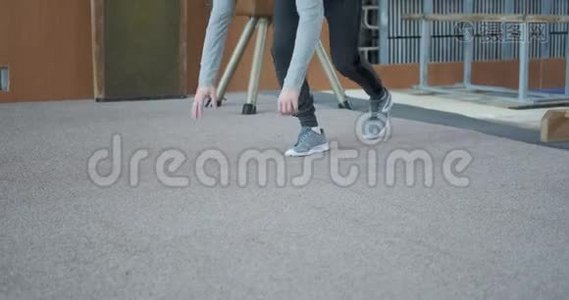 男运动员在健身房徒手行走视频