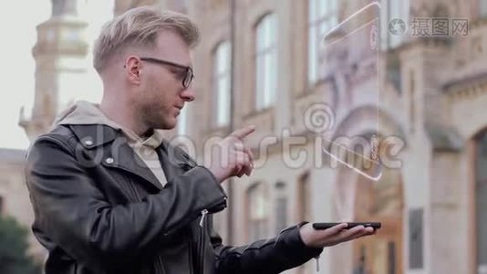 戴眼镜的聪明年轻人展示了一个概念全息图辅导视频