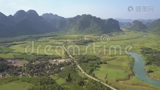 城市之间的田野和河流对山的鸟瞰视频