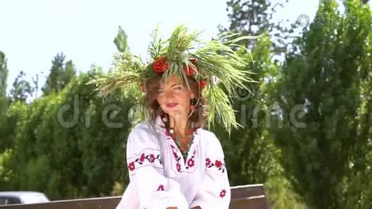 穿着民俗服装在西瓜上摆着漂亮的女模特视频