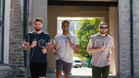 有耳机的男性朋友在户外跑步视频