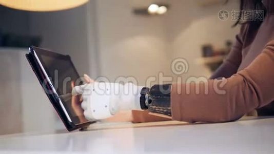 平板电脑是由一只有仿生手臂的女性操作的视频