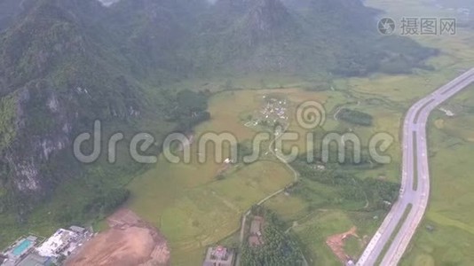 小村庄被山脚下的田野包围视频