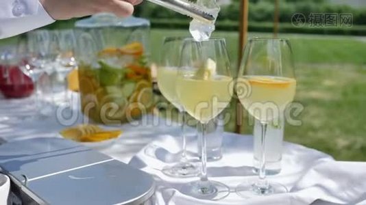 为生日或婚礼派对准备加柑橘类水果和冰块的鸡尾酒视频