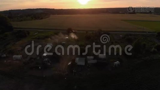 鸟瞰：日落时分的利戈仲夏篝火-雾状风景视频