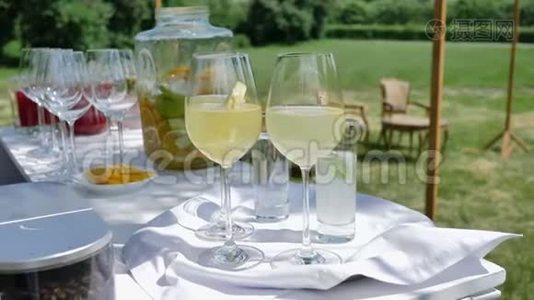 准备一个鸡尾酒与柑橘水果，为生日或婚礼聚会4k。视频