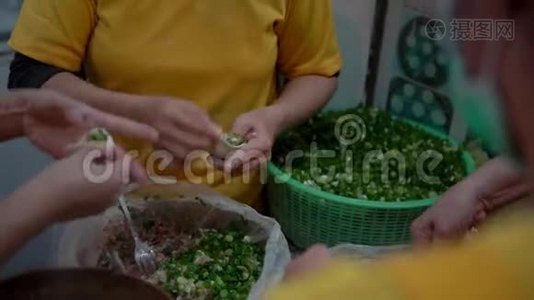 4K，台湾厨师团队烹制传统食品。包饺子的女人视频