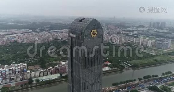 中国穷人和富人的对比.. 以贫民窟为背景的新现代建筑视频