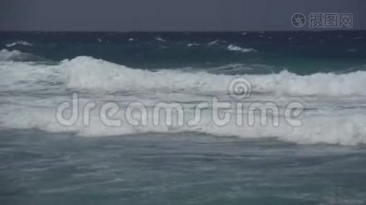 海浪对悬崖或海岸线的影响8视频