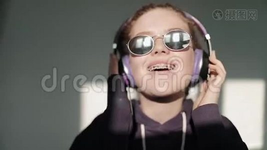 戴着牙套的年轻女孩喜欢音乐视频