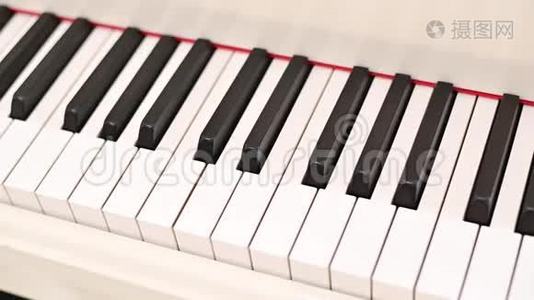 4K大钢琴演奏没有音乐家视频