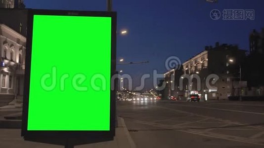 现代绿色城市灯箱站在附近宽阔的道路夜间视频