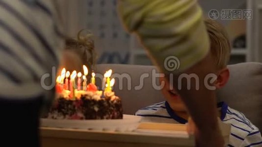 妈妈带着蛋糕和蜡烛给孩子们，庆祝生日，在家聚会视频
