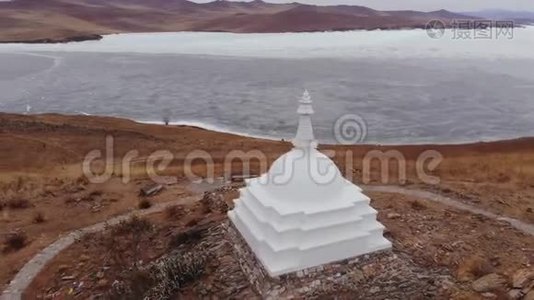 贝加尔湖奥戈伊岛佛教纪念碑鸟瞰。视频