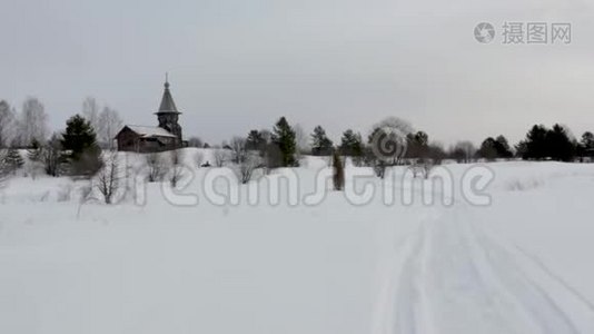 雪上汽车司机穿过雪谷，来到古老的教堂视频
