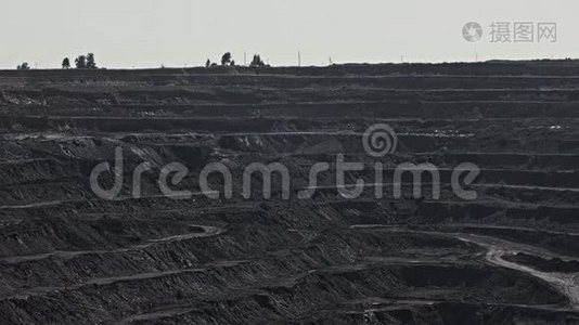 在露天矿爆炸。 采石场开采中的爆炸岩。 露天矿大爆炸。 从上面看视频