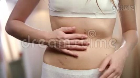 女人胃炎疼痛。 女性胃疼。 女性健康视频