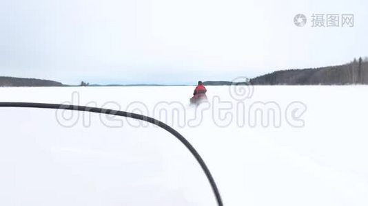 雪上摩托司机穿过快速宽阔的白雪高地视频