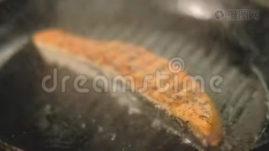 鱼粉烹饪法鳟鱼片煎炸法视频