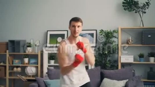 一个年轻的拳击手在运动服装训练中独自一人带着手腕视频