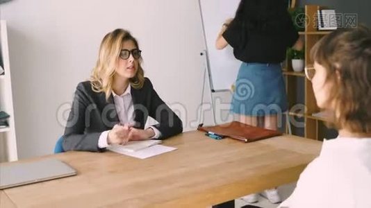 雇主面试的年轻女性候选人视频