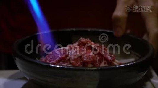 慢动作亚洲切夫烧烤生牛肉片，餐厅用喷壶视频