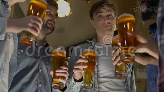 快乐的一群朋友碰着啤酒杯，在酒吧庆祝生日视频
