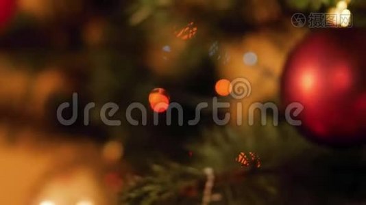 特写娃娃视频美丽的圣诞树在家里。 新年或圣诞节的完美背景视频