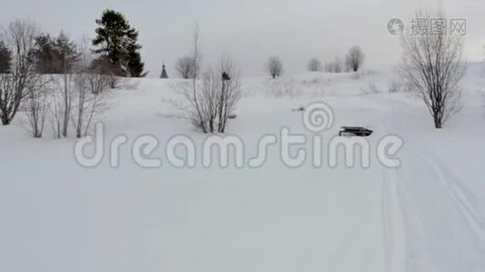 镜头移动在雪地摩托过马路的场地上视频